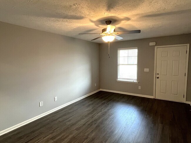 Building Photo - Immaculate 3 Bedroom 3 Bath Townhome in Smyrna!