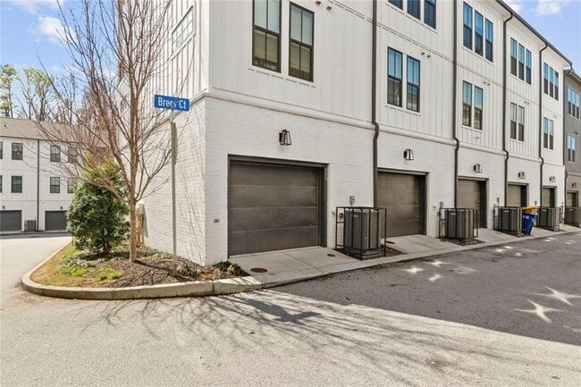 Building Photo - 900 Brees Ct