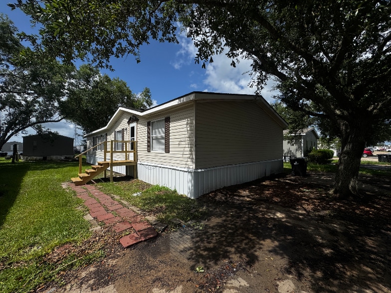 Primary Photo - 144 Fox Meadow Dr