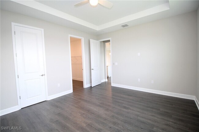 Building Photo - 2051 Grove Dr