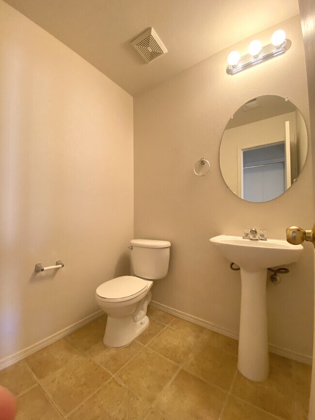 Building Photo - GATED COMMUNITY - 3 Bedroom w/Loft