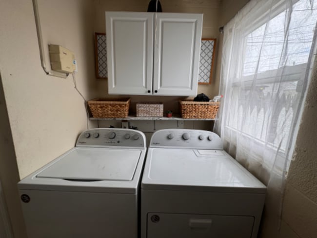 Building Photo - 274 E Elm St