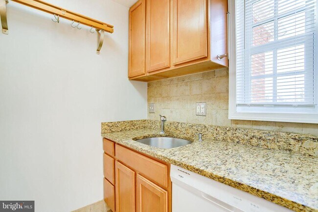 Building Photo - 1716 W Abingdon Dr