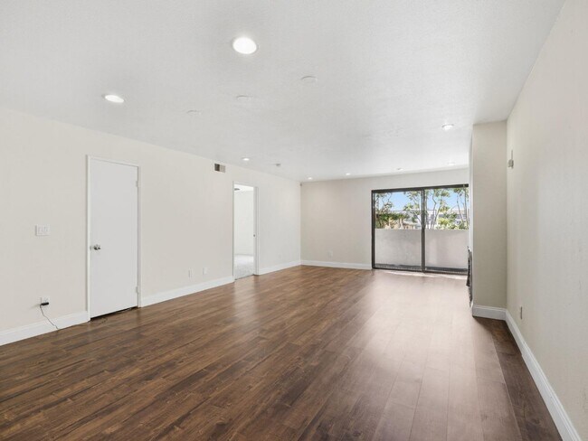 Building Photo - 1940 Highland Oaks Dr