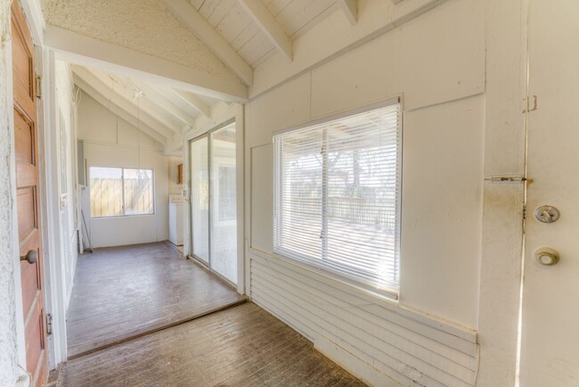 Building Photo - Rent reduced! Move-in special - 1/2 off Fi...