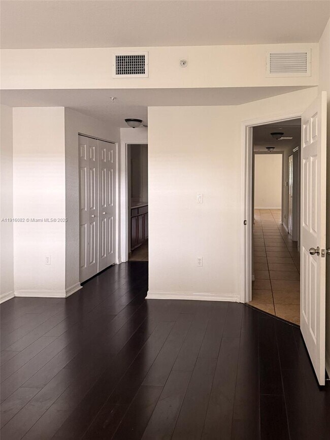 Building Photo - 8899 NW 107 Ct