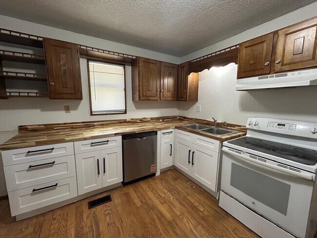 Building Photo - 3801 Creswell Dr