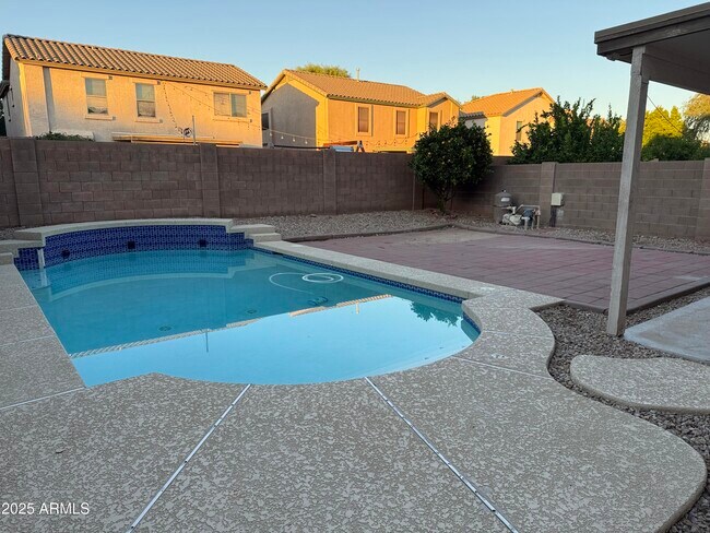 Building Photo - 2528 W Straight Arrow Ln