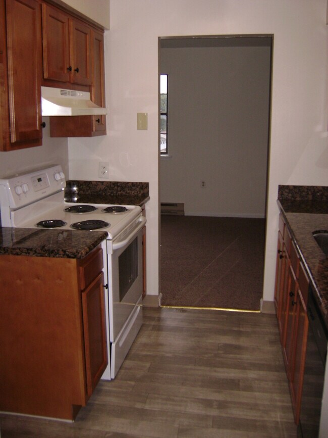 Building Photo - 3BR Townhome with garage! This house will ...