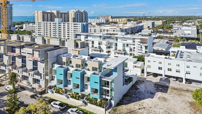 Building Photo - 1343 4th St