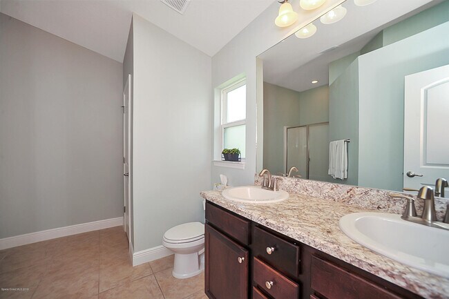 Building Photo - 553 Hollow Glen Dr