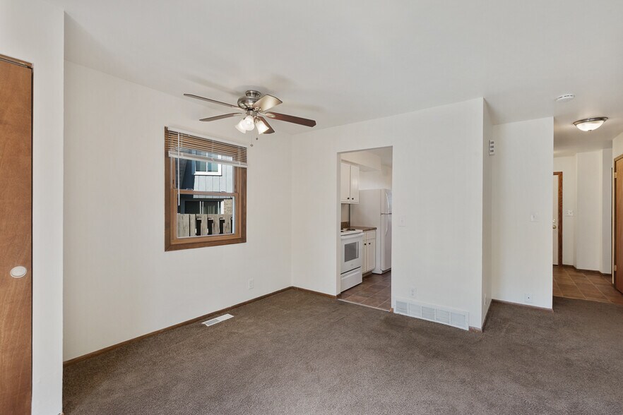 Building Photo - 3750 S 81st St