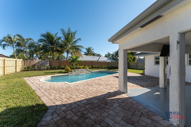 Building Photo - Beautifully renovated Tequesta POOL home 3...