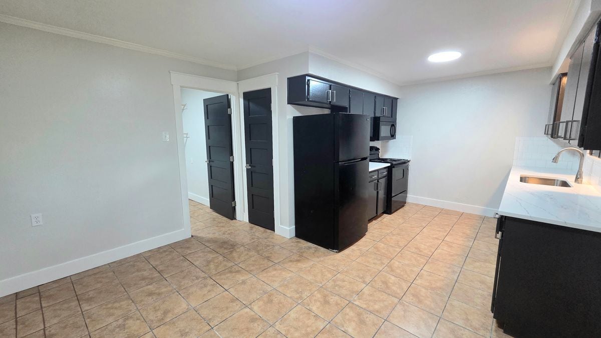 Building Photo - 411 Woodcrest Way