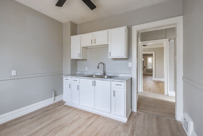 Building Photo - 3218 E 117th St