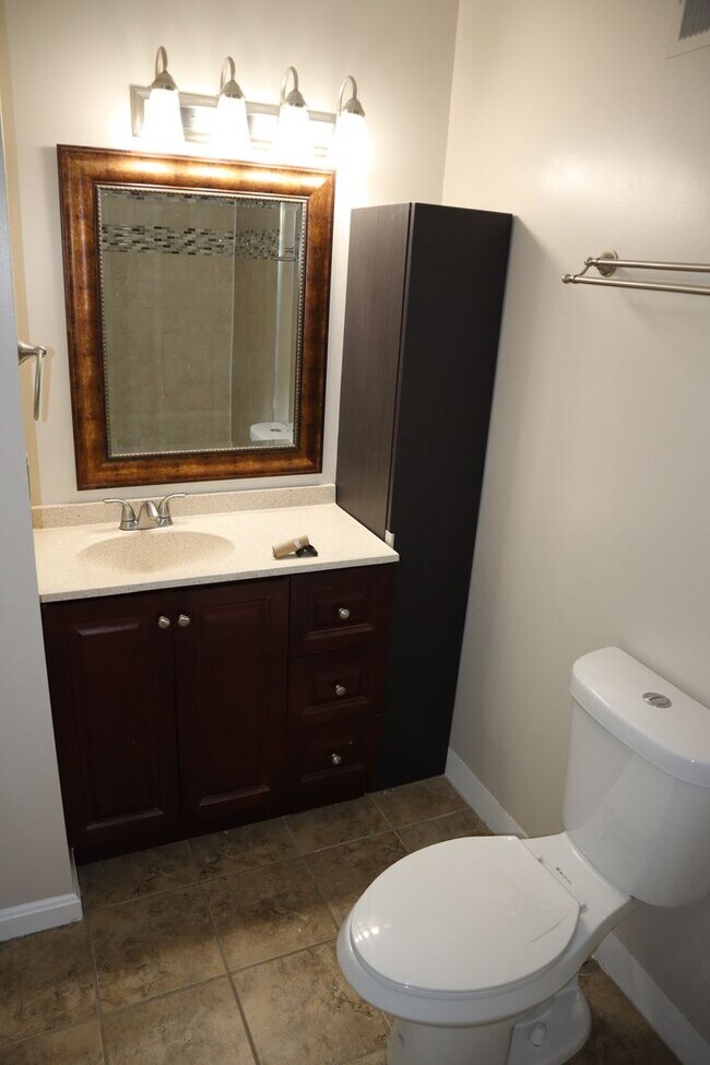 Building Photo - Charming Townhome Nestled in a Private Cul...