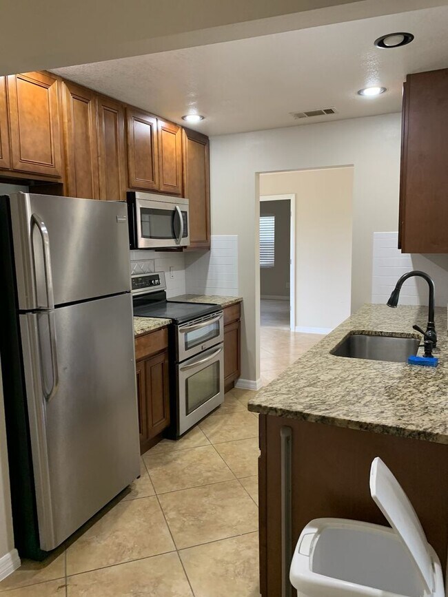 Building Photo - Nice 3/2 in St. Cloud on Oversized Lot w/ Lots of Upgrades