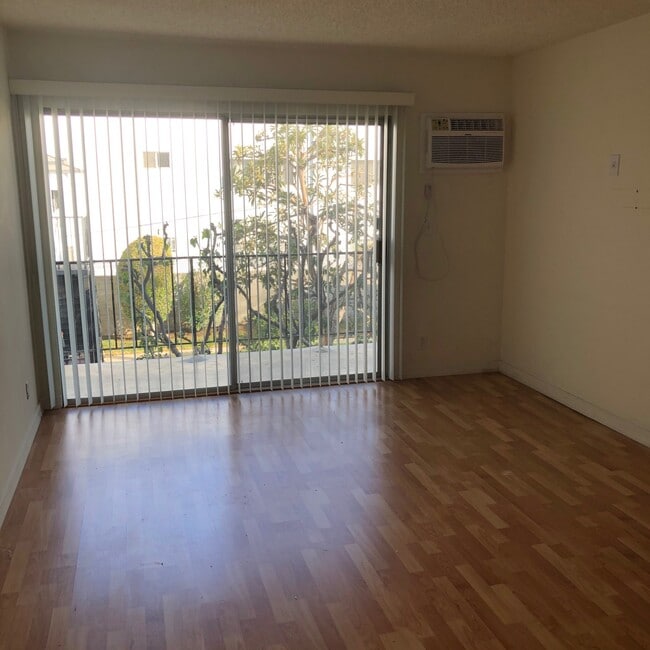 living room - 440 N Hayworth Ave