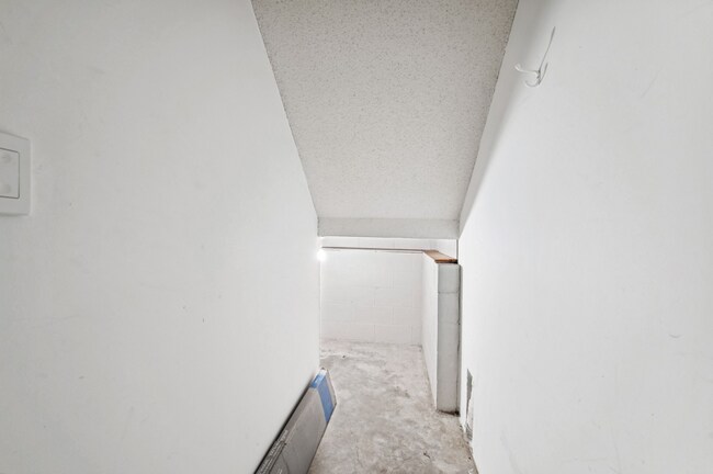 Building Photo - 3022 Lake Shore Dr