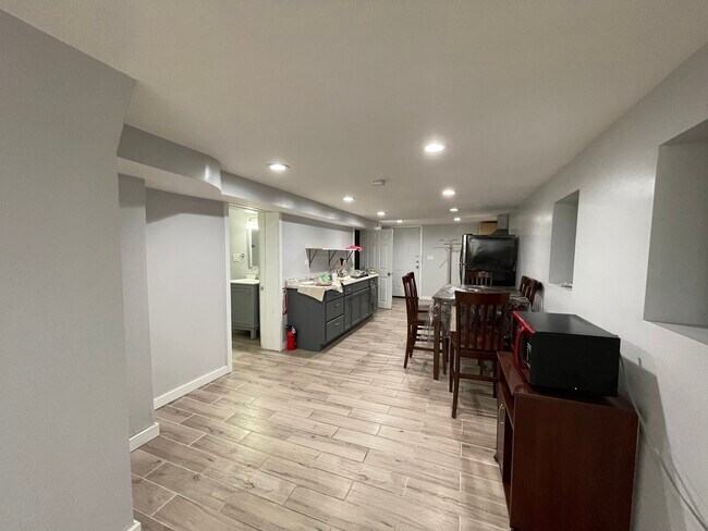 Building Photo - 2254 S Albany Ave