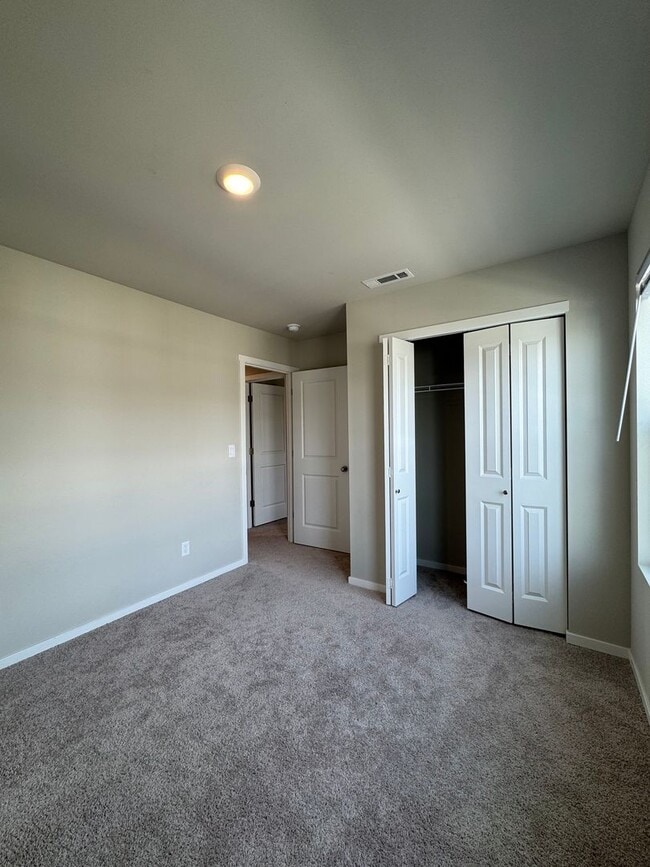 Building Photo - HUGE NEW PET FRIENDLY