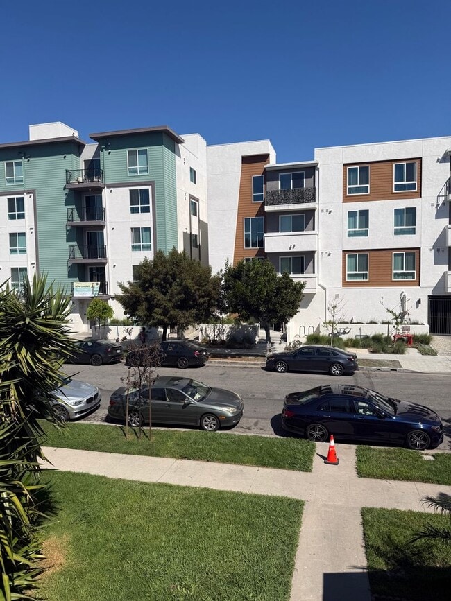 Building Photo - FOR RENT — COMPLETELY REMODELED Apartment