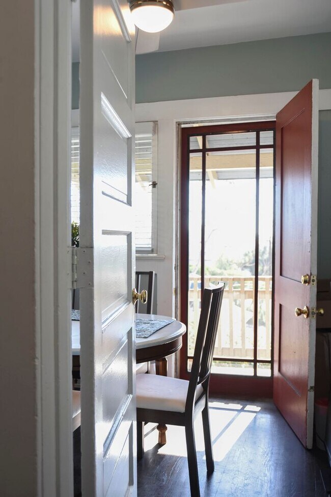 Building Photo - Charming Upper Floor 2 Bed / 1 Bath with Bonus Studio in a Prime Echo Park Location