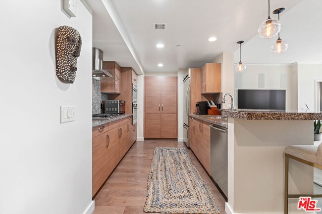 Building Photo - 13650 Marina Pointe Dr