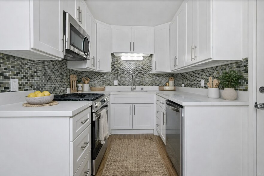 Kitchen - 340 College Ave