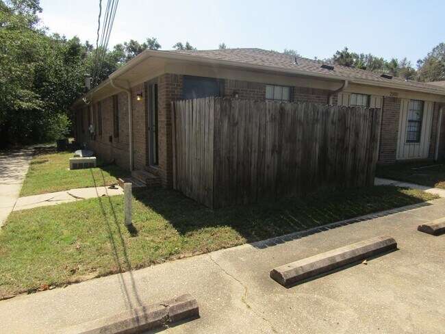 Building Photo - Updated 2BD/2BA Apartment in North Pensaco...