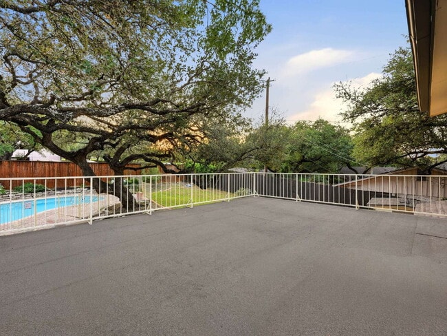 Building Photo - Home with a POOL!