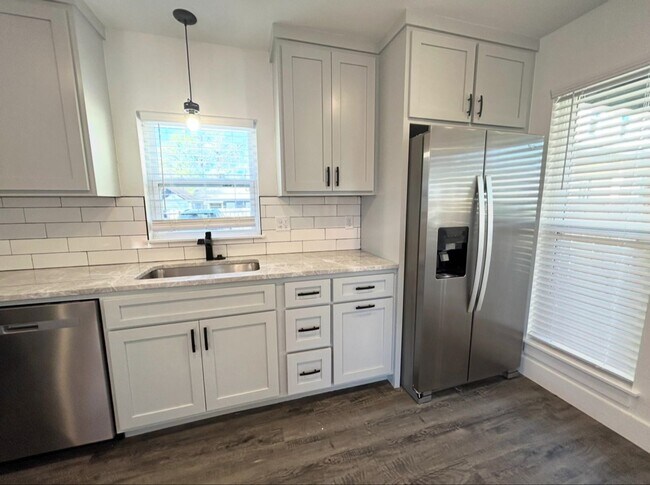 Building Photo - 3 Bedroom 2 Bathroom Home for Rent