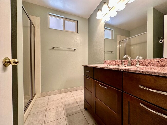 Building Photo - Spacious 3 Bed 2.5 Bath Walnut Creek Townhome - Commuter's Dream!