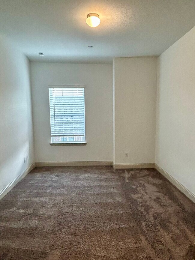 Building Photo - 4165 Shavano Dr