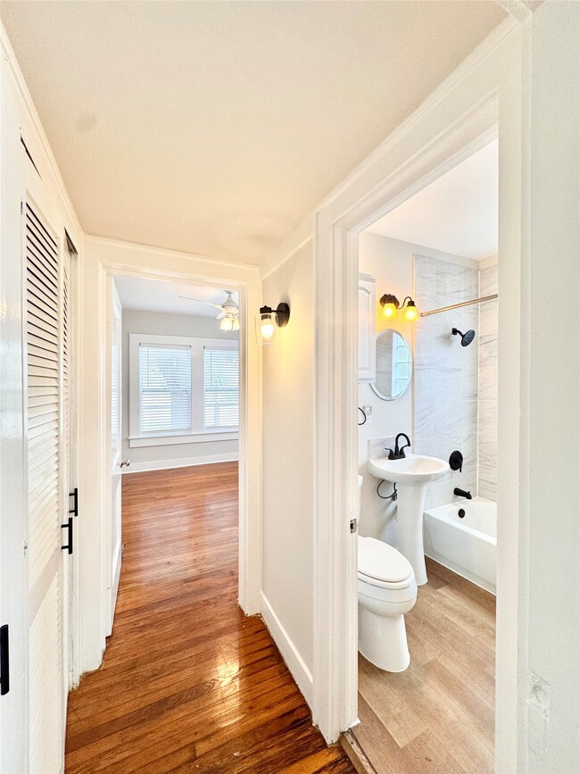 Building Photo - 629 E 11th St