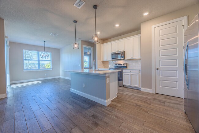 Building Photo - 6616 Cloverdale Ave