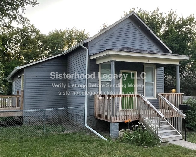 Building Photo - 838 S Oak St