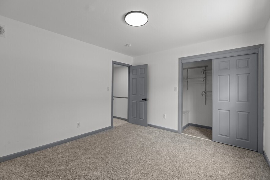 Building Photo - 546 Carriage Cir