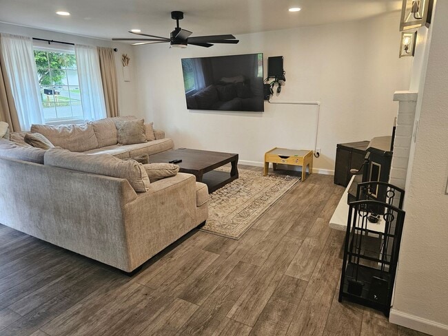 Building Photo - Beautifully Renovated 3 Bed/1 Bath Rambler in Lacey Available 6/01/26! Close to JBLM!!!