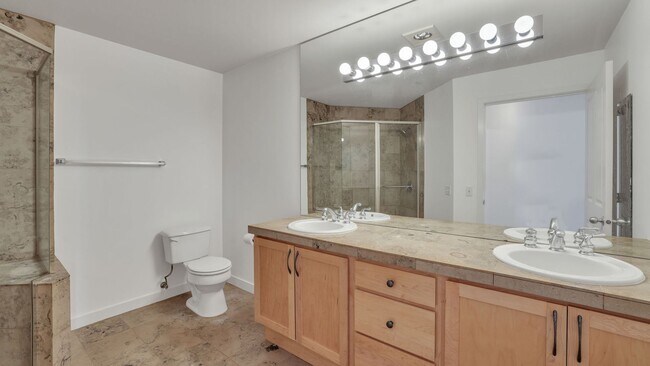 Building Photo - 2bd/1.75ba Bellevue Condo