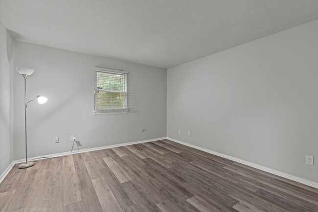 Building Photo - Newly Renovated 2-Bed, 2-Bath Apartment in...