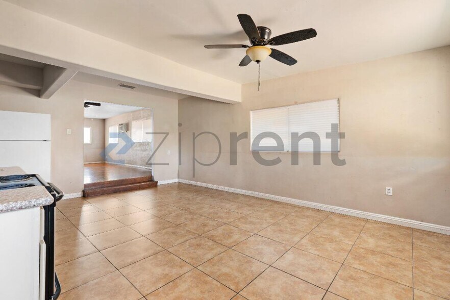 Building Photo - Unit