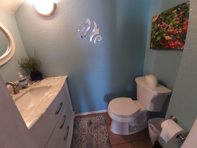 Building Photo - Furnished Vacation Condo w/ Community Pool**