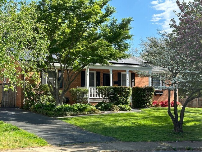 Building Photo - Charming 3 BR, 2.5 Ba house in a great location in town on a quiet cul de sac