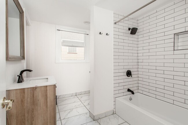 Building Photo - Beautiful Craftsman Style in Junius Heights!