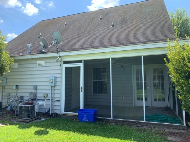 Building Photo - Three bedroom two bath duplex in Wescott P...