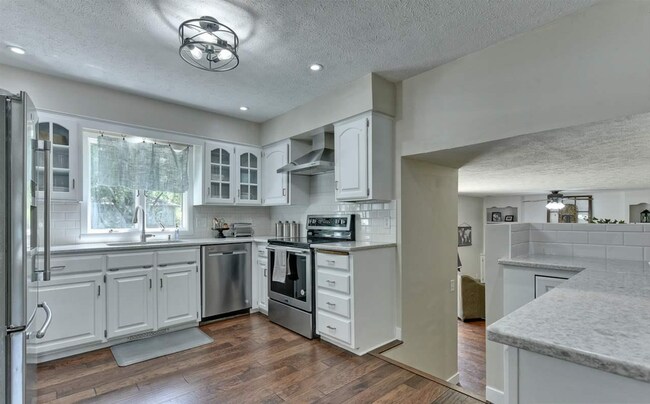 Building Photo - 4 Bedroom in Eldorado!!