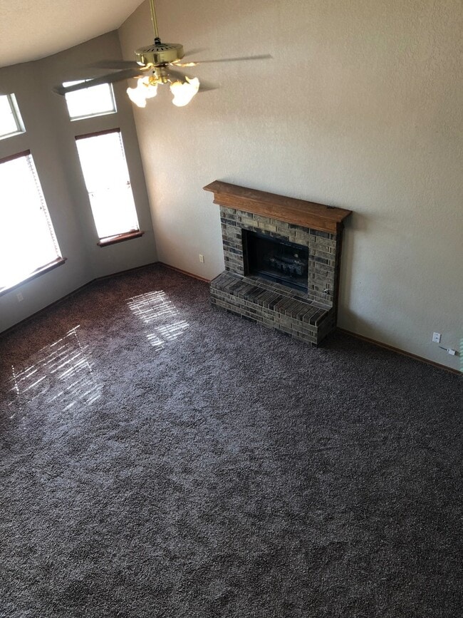 Building Photo - Charming 4 bedroom 2 1/2 bath home!