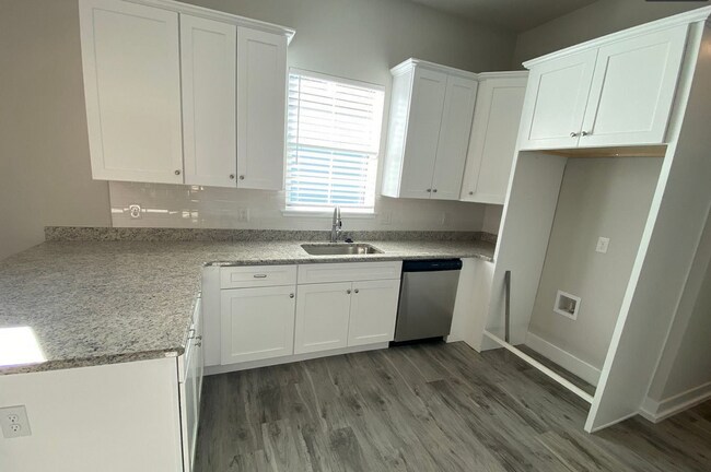 Building Photo - 3 Bedroom, 2 Bathroom Home – Historic Downtown Gainesville