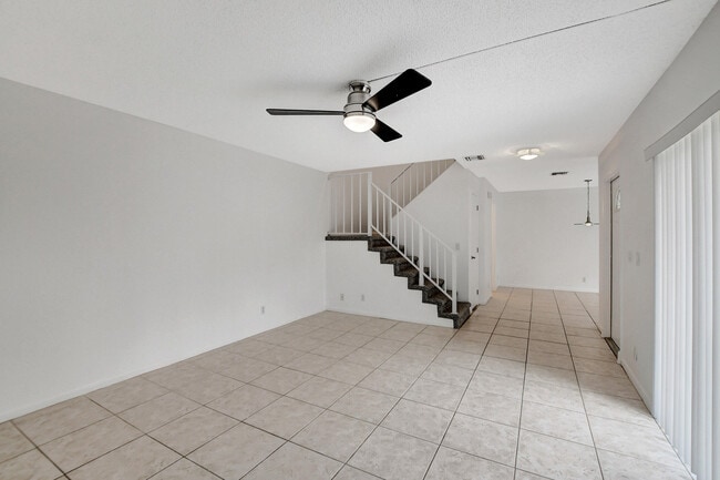 Building Photo - 2555 Albatross Rd N